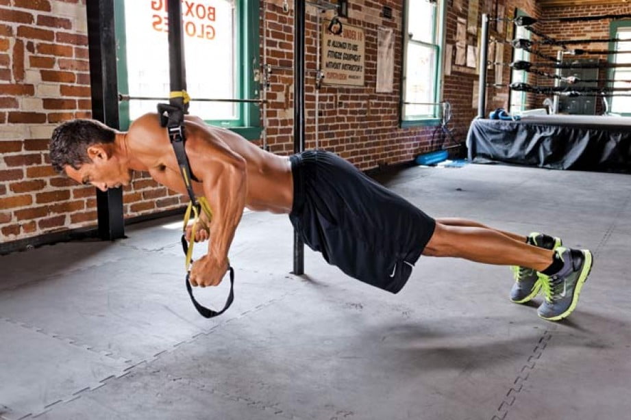 trx cinta de suspension hombre ejercitandose